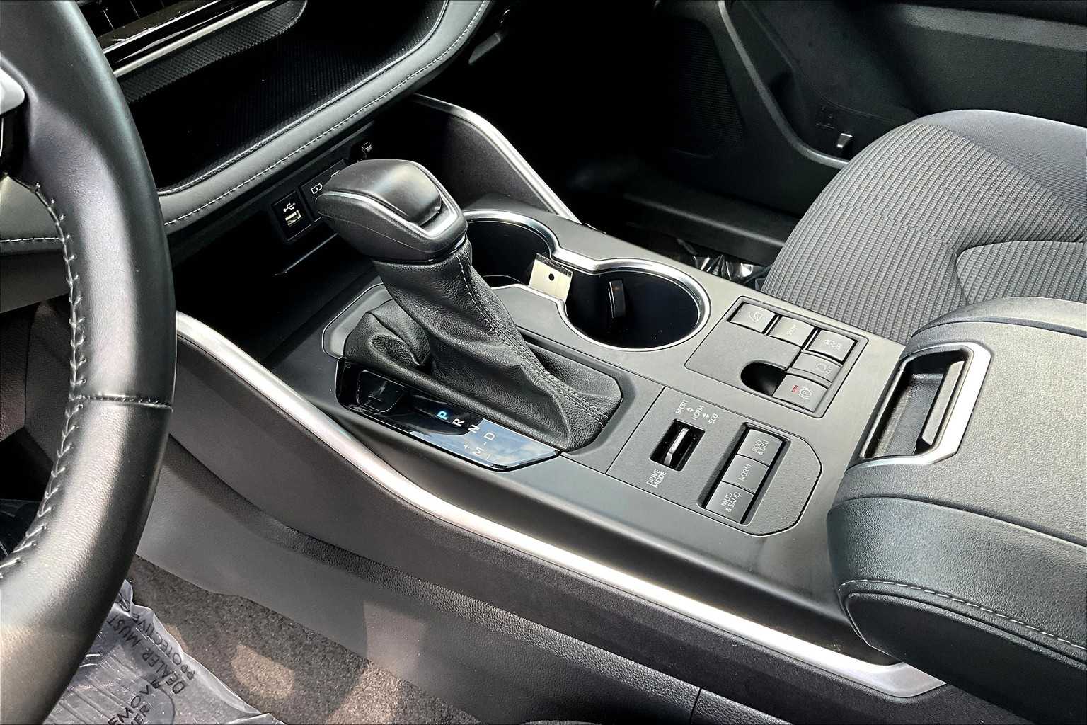 2024 Toyota Highlander LE photo 16