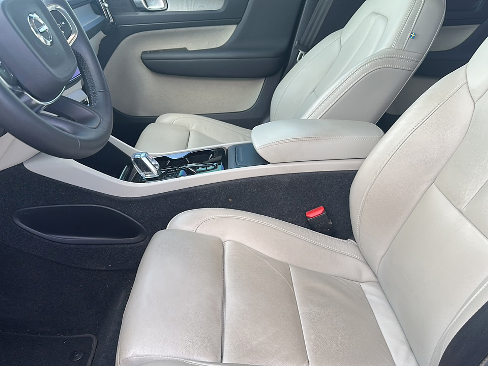 2023 Volvo XC40 Plus photo 2