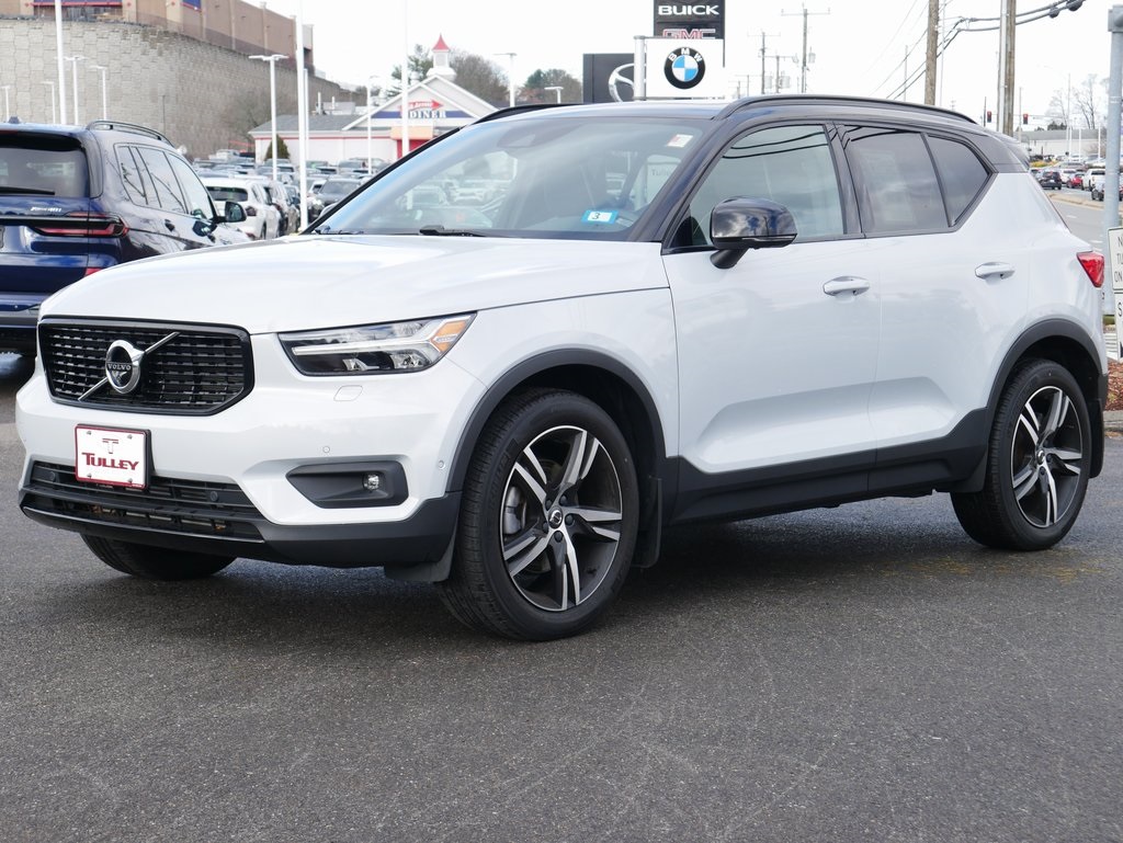 2022 Volvo XC40 R-Design photo 2