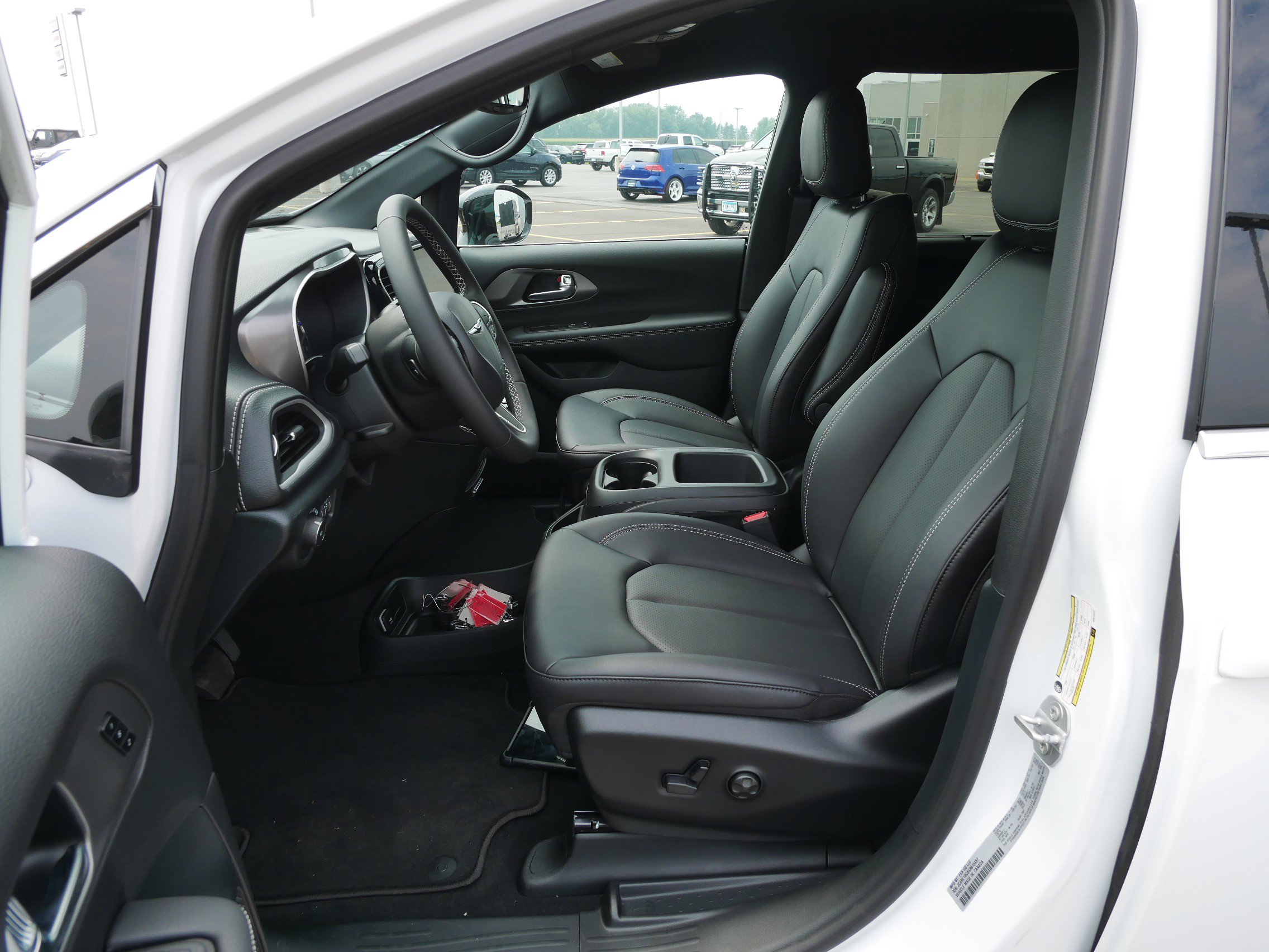 2025 Chrysler Pacifica photo 5