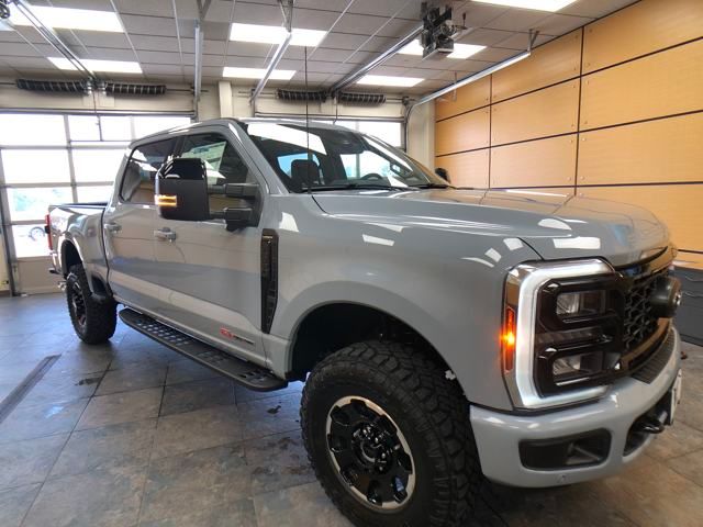 2025 Ford F-350 Super Duty Lariat's photo