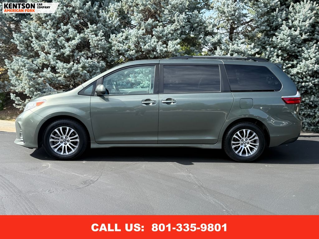 2019 Toyota Sienna XLE photo 4