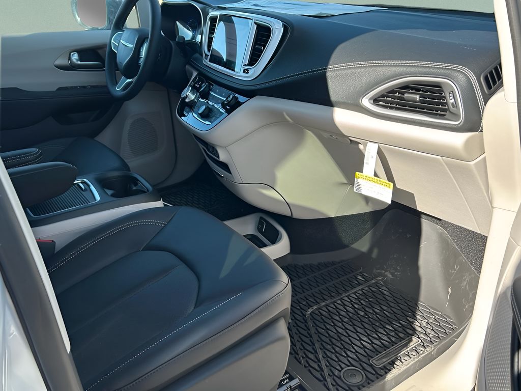 2024 Chrysler Pacifica Touring L photo 23