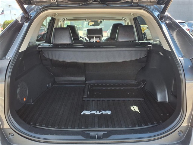 2021 Toyota RAV4 XLE Premium photo 14
