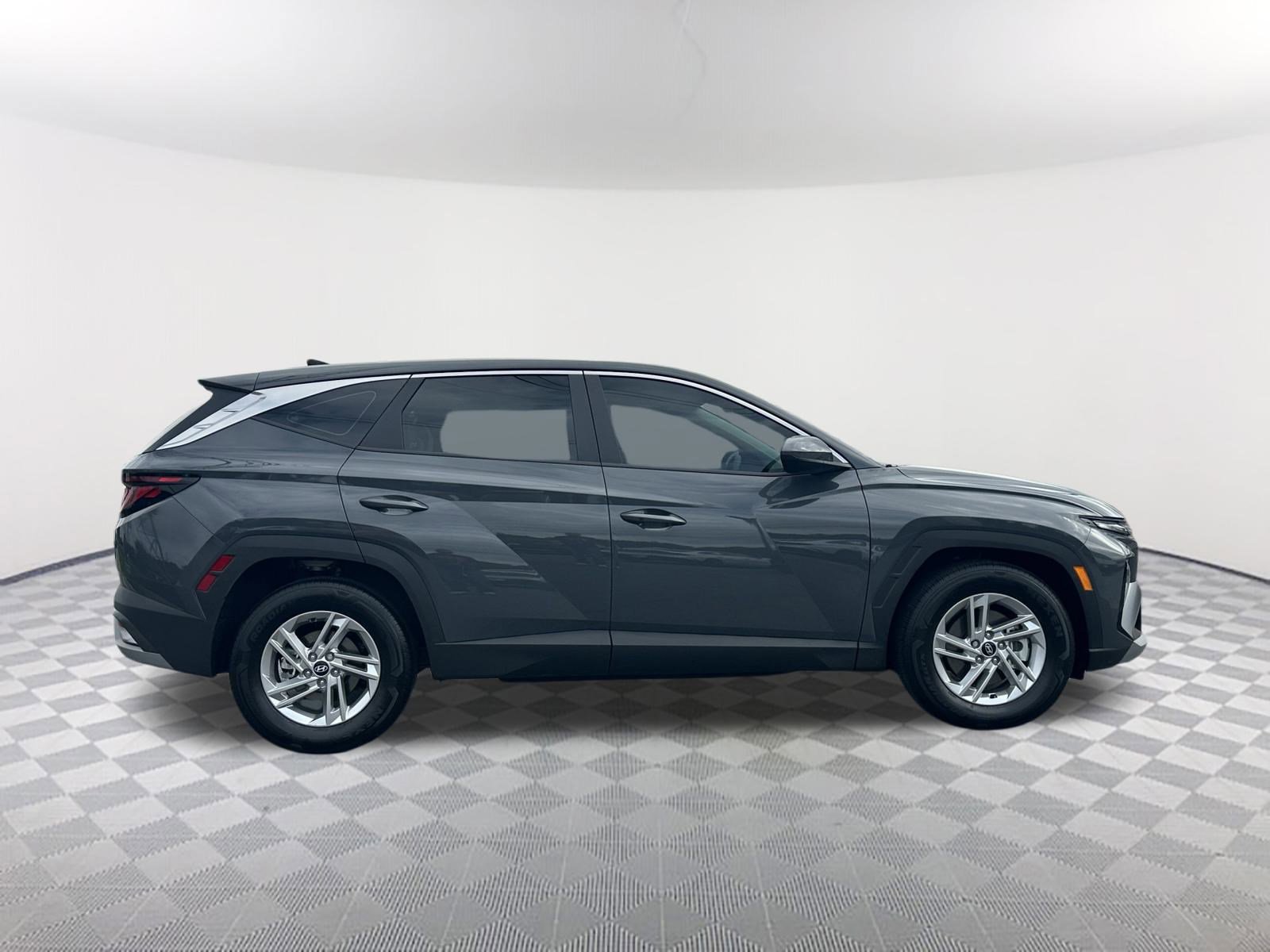 2025 Hyundai Tucson SE photo 3