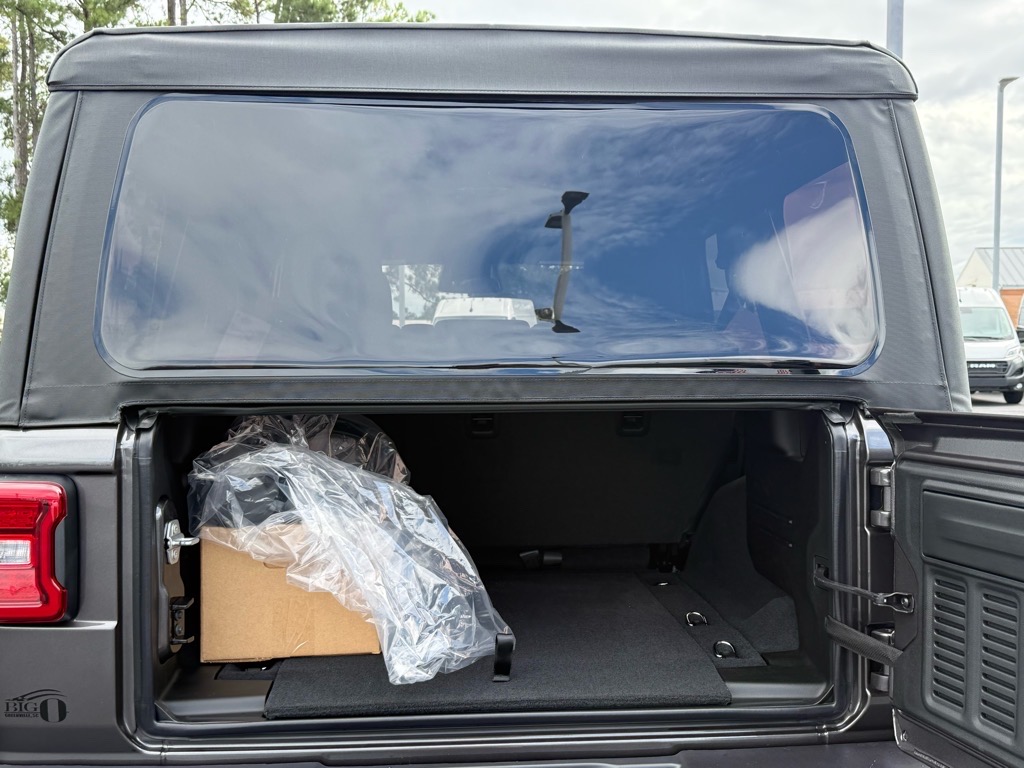 2025 Jeep Wrangler Sahara photo 3