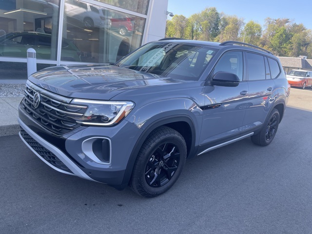 2025 Volkswagen Atlas Peak Edition SE photo 2
