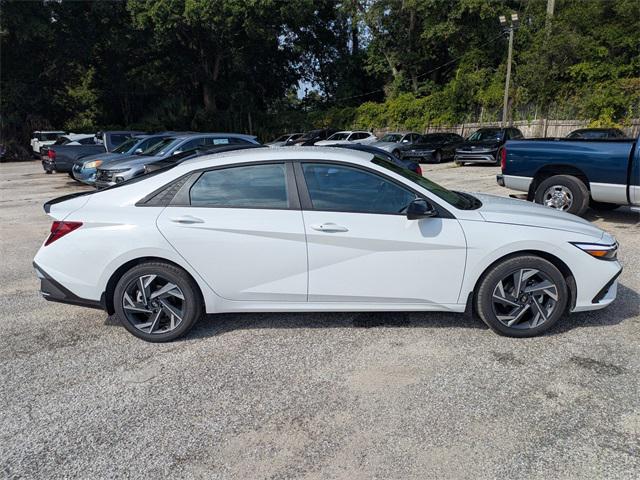 2025 Hyundai Elantra SEL Sport photo 2