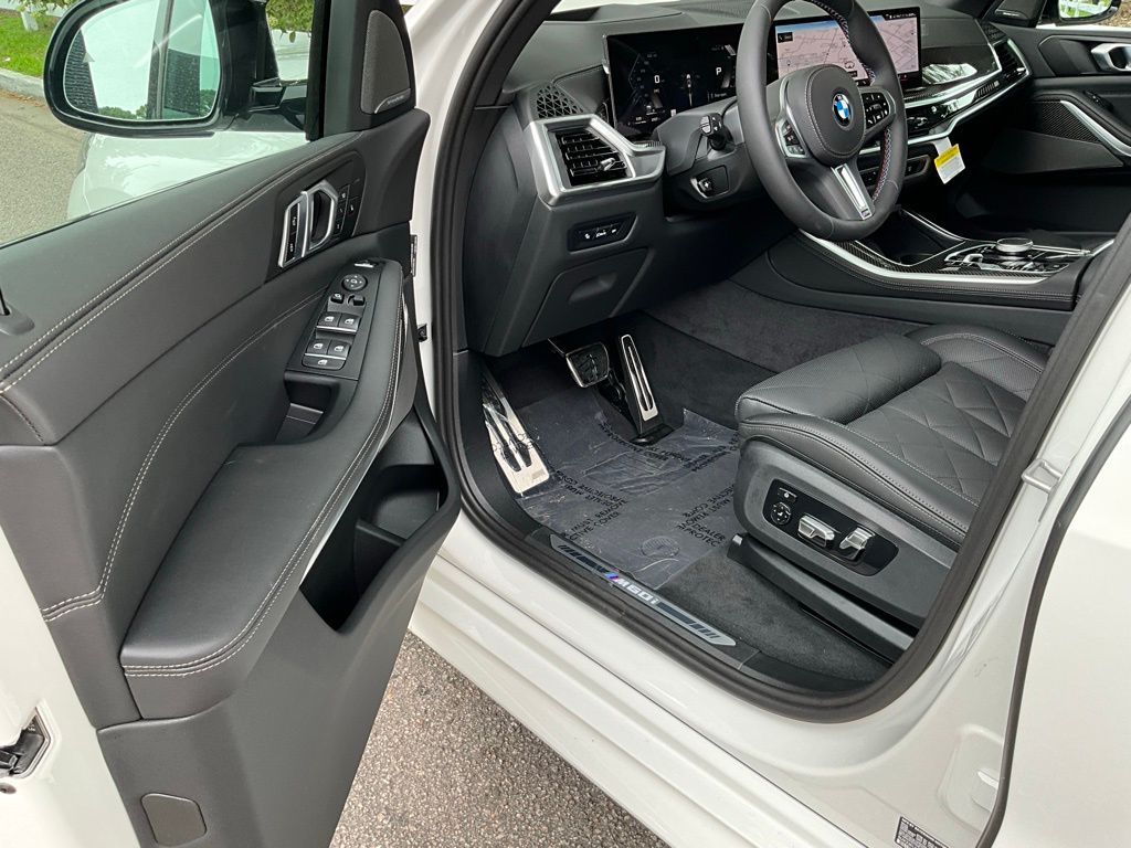 Used 2025 Alpine White BMW M60i image 18