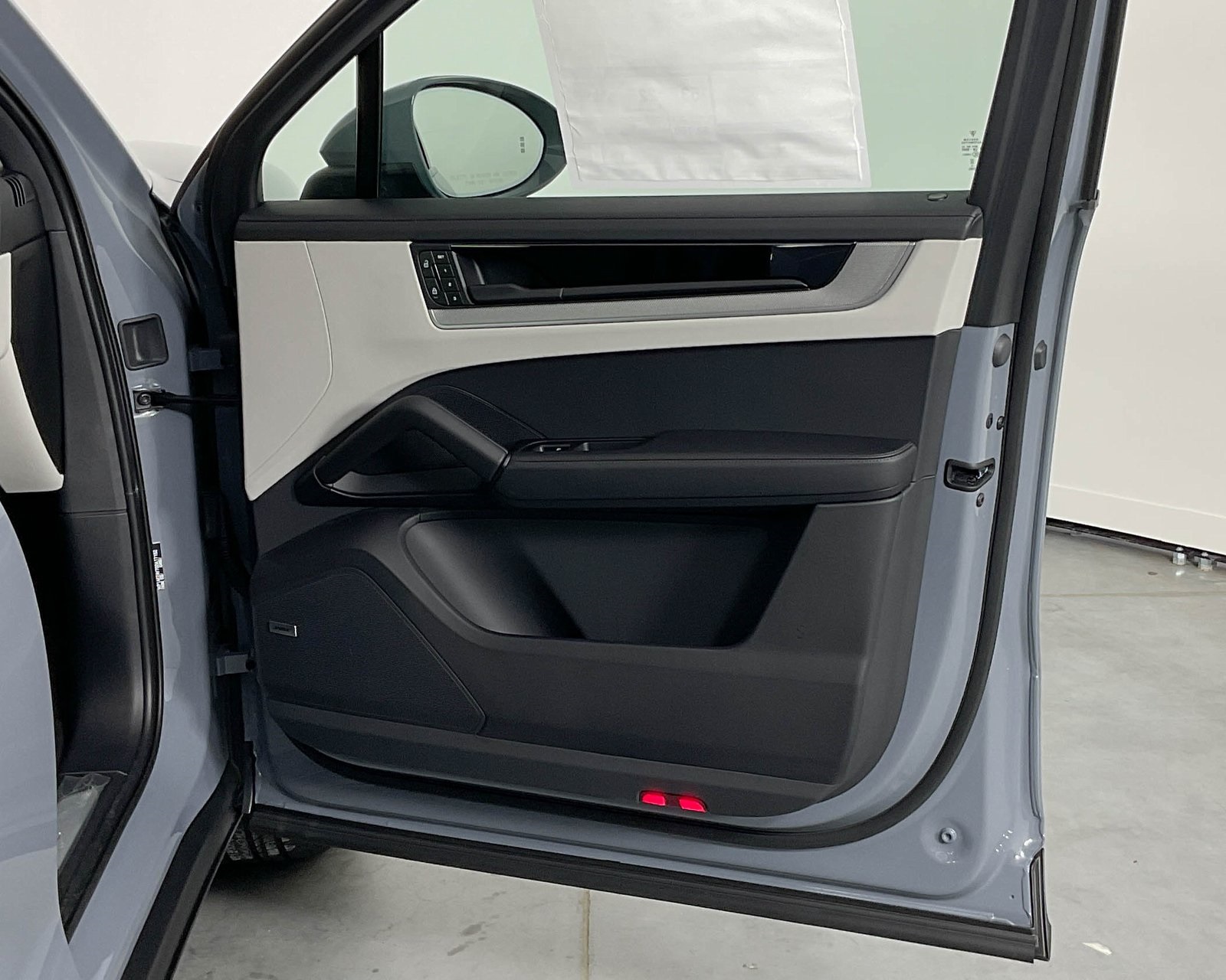 2025 Porsche Cayenne E-Hybrid photo 23