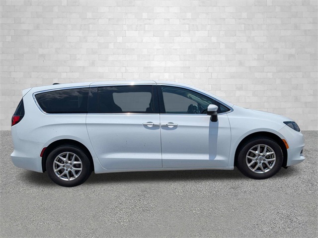 2022 Chrysler Voyager LX photo 3