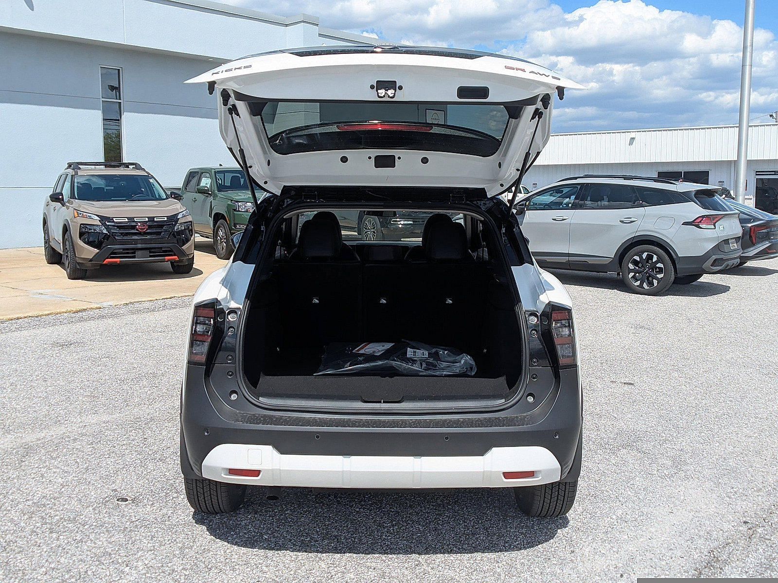 2025 Nissan Kicks SR photo 19