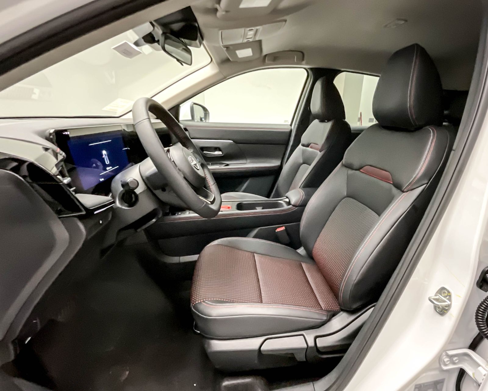 2025 Nissan Kicks SR photo 7