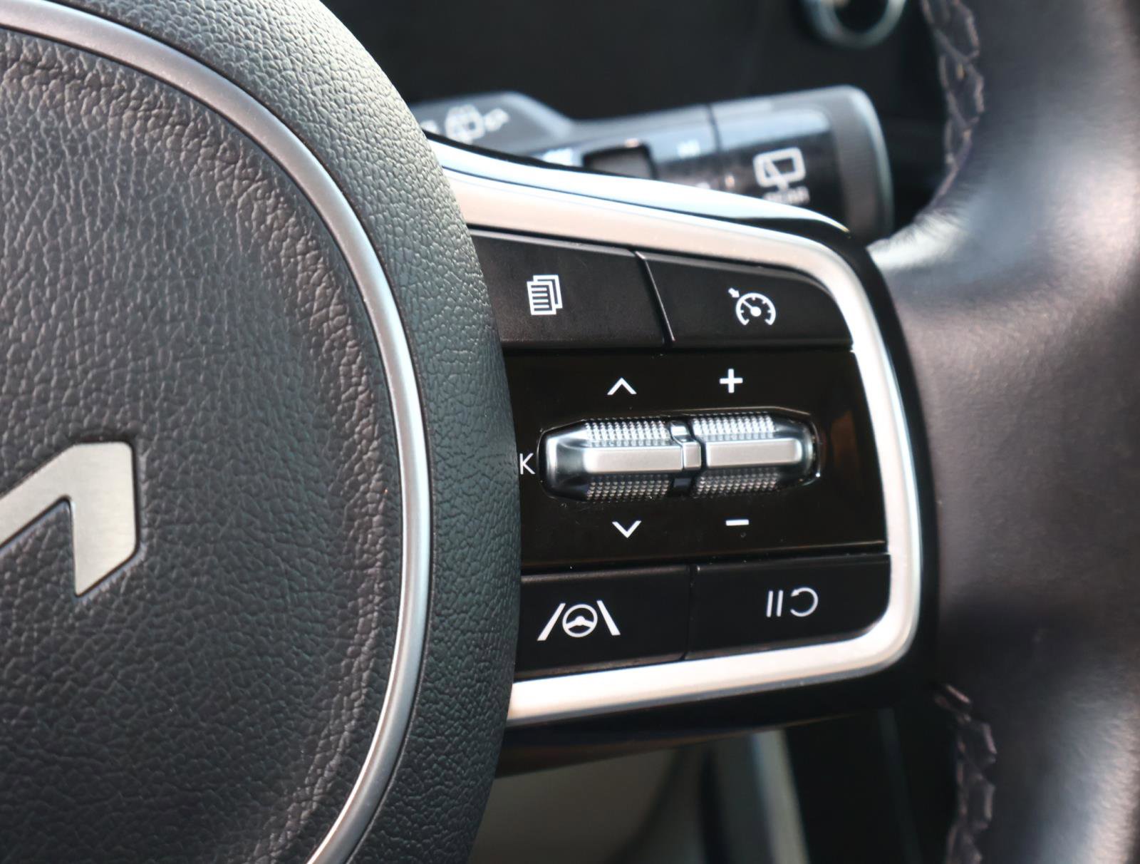 2024 Kia Carnival LX photo 23