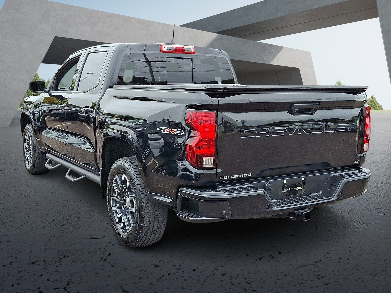 2023 Chevrolet Colorado LT photo 2