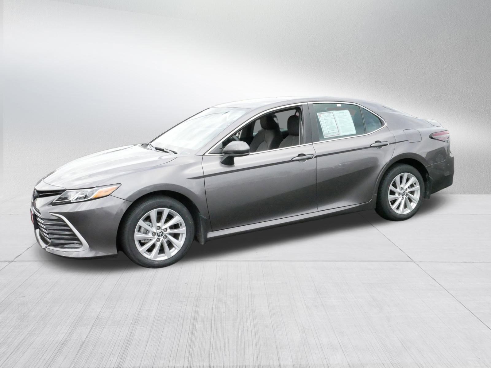 2023 Toyota Camry LE photo 3