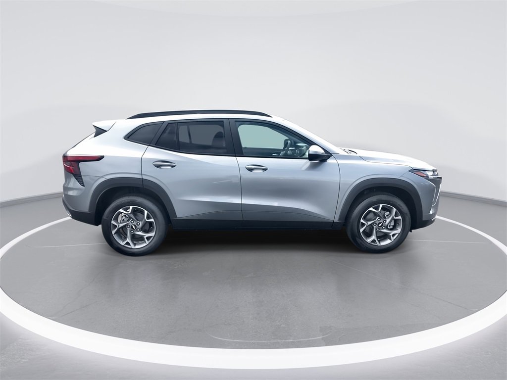 2025 Chevrolet Trax LT photo 9