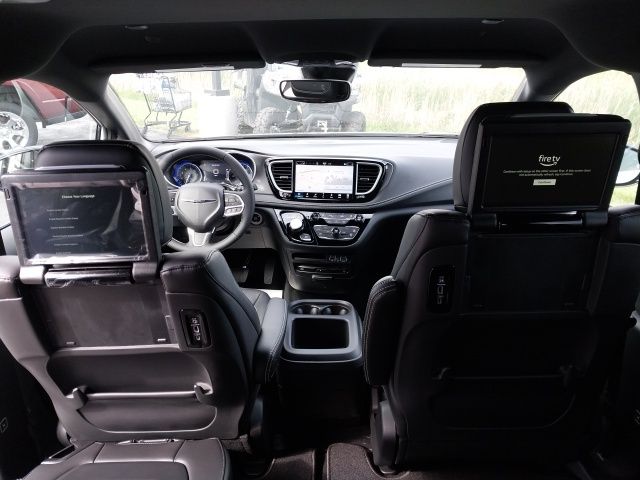 2025 Chrysler Pacifica photo 3