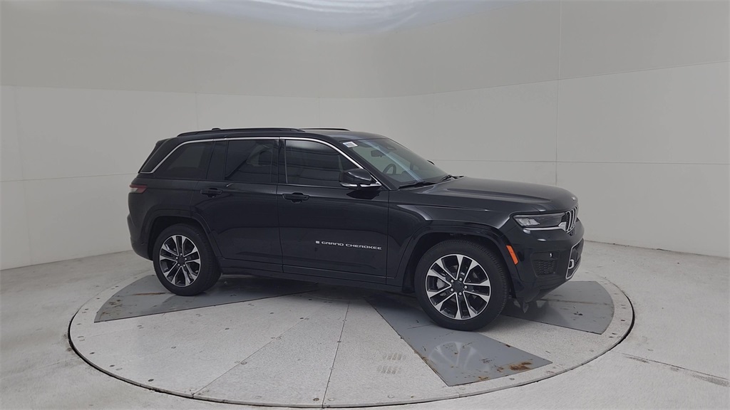 2025 Jeep Grand Cherokee Overland photo 2
