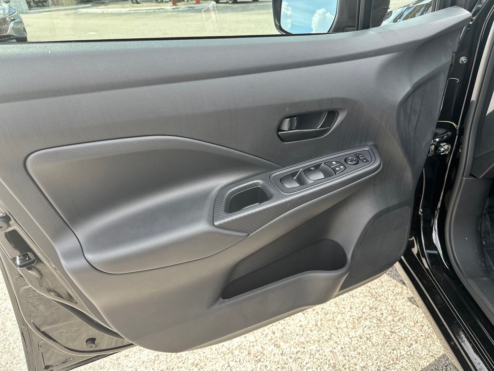 2025 Nissan Versa 1.6 S photo 9