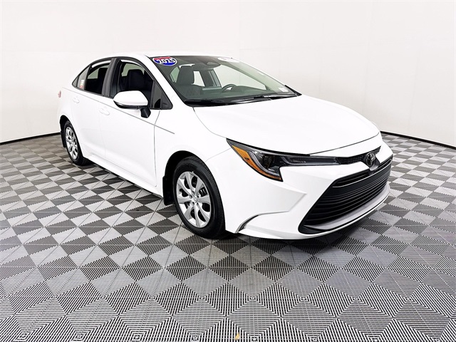 2025 Toyota Corolla LE's photo