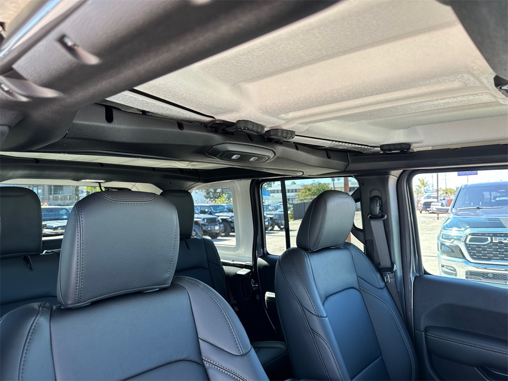 2025 Jeep Wrangler Sahara photo 14