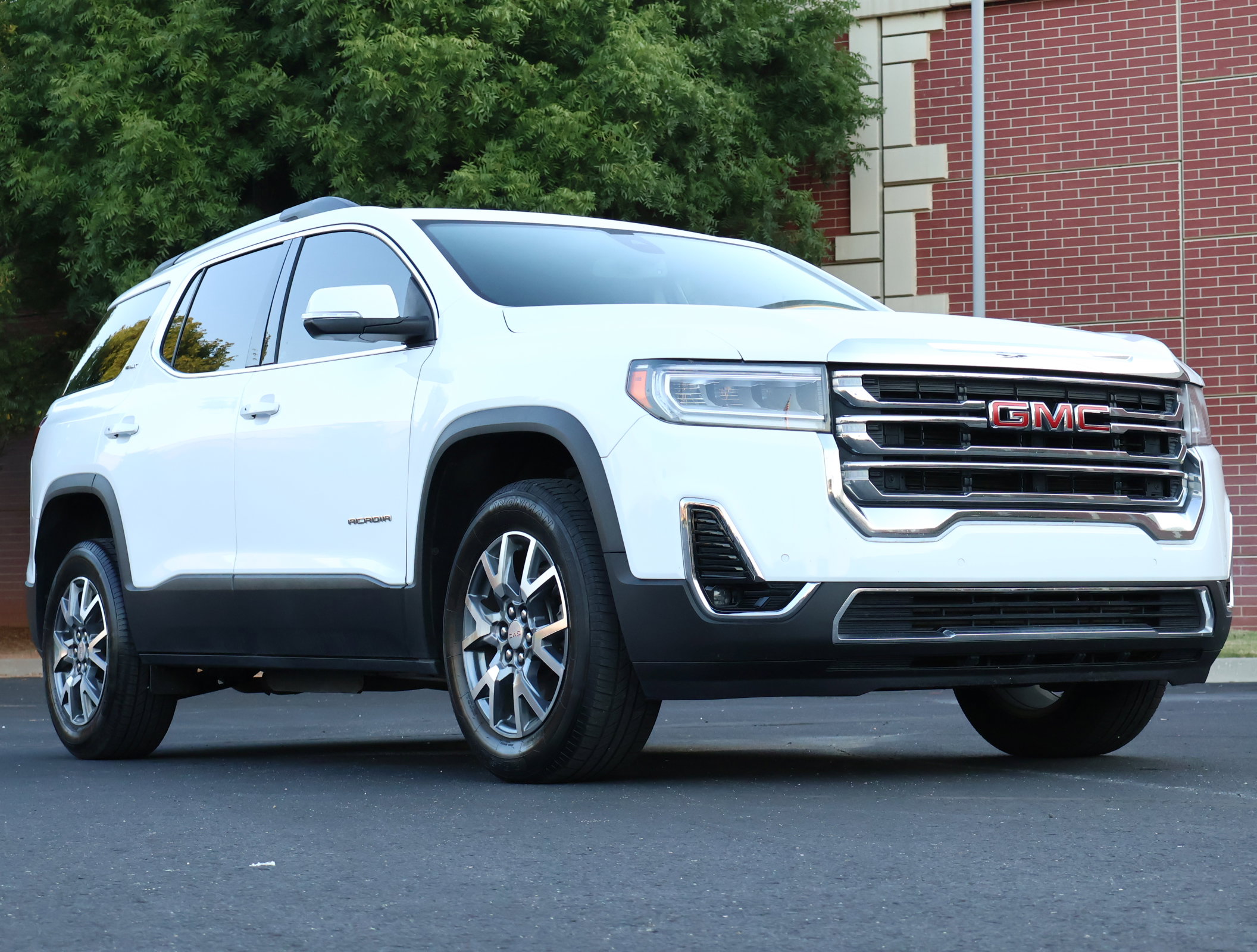 2023 GMC Acadia SLT's photo