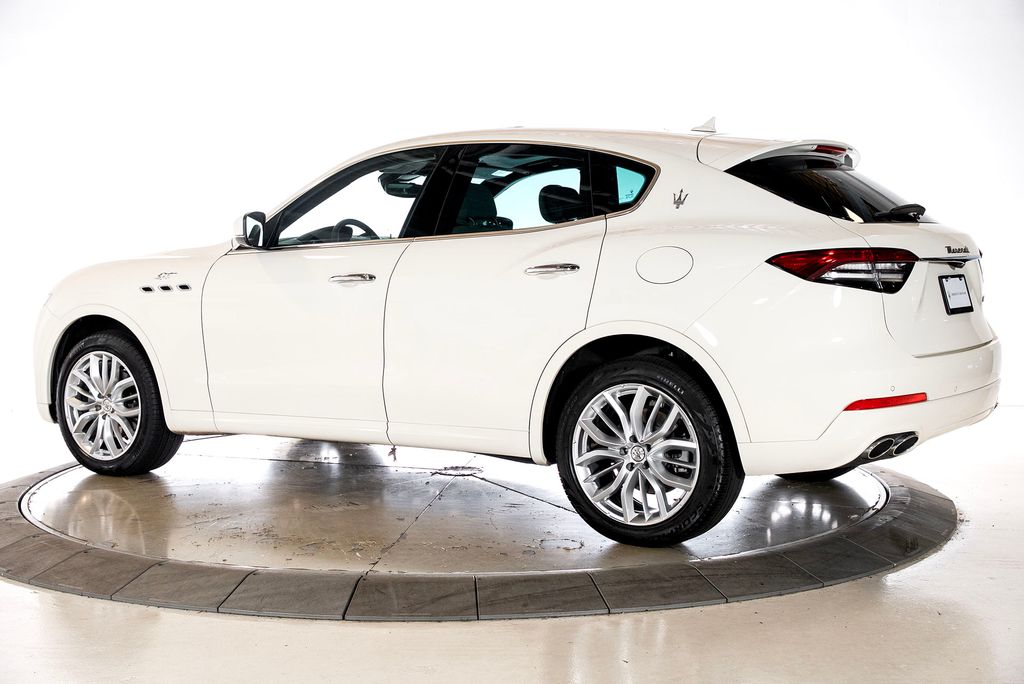 2022 Maserati Levante GT photo 2