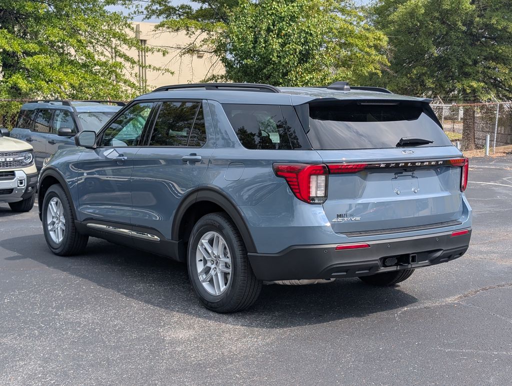 2025 Ford Explorer photo 2