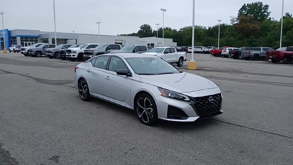 2024 Nissan Altima 2.5 SR photo 2