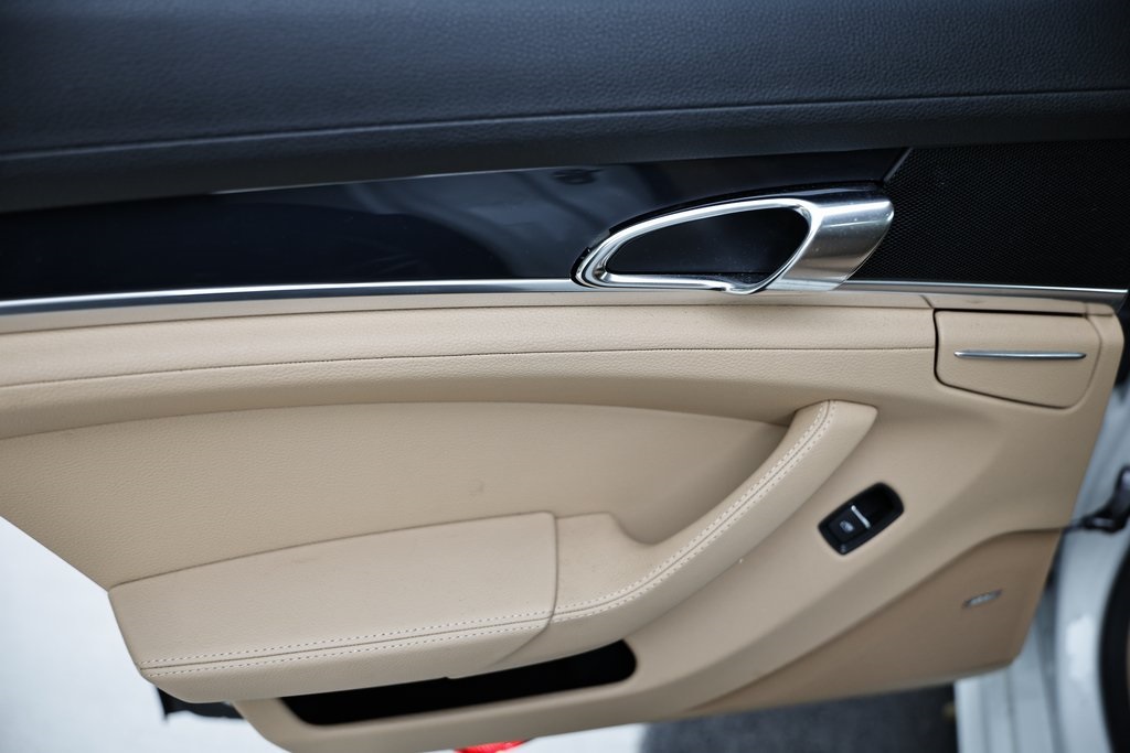2015 Porsche Panamera Base photo 24