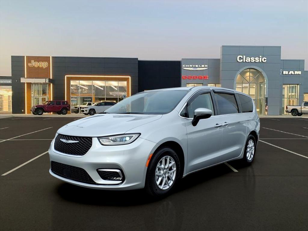 2023 Chrysler Pacifica Touring L's photo