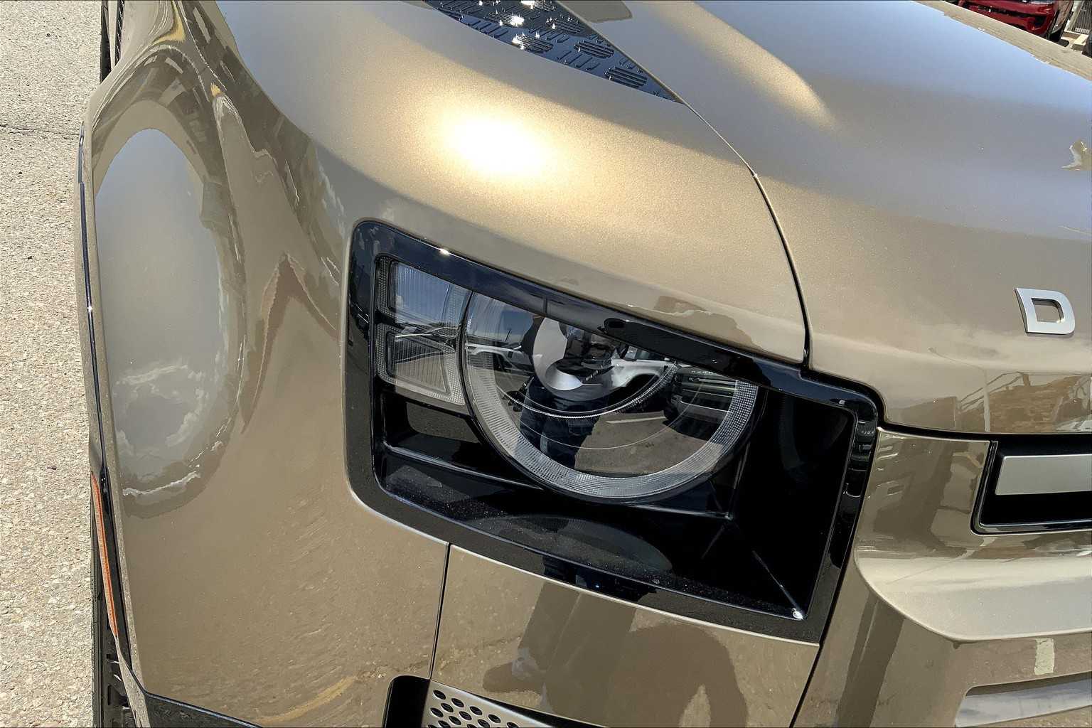 2025 Land Rover Defender 110 X-Dynamic SE photo 13