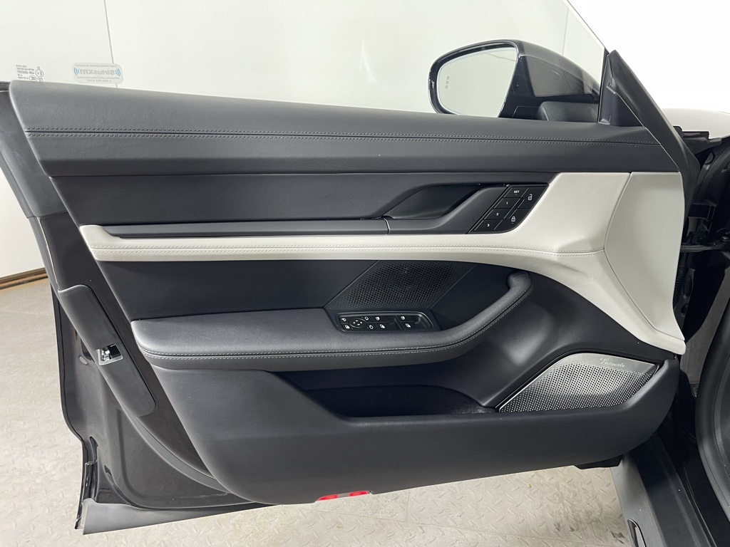2024 Porsche Taycan Turbo photo 26