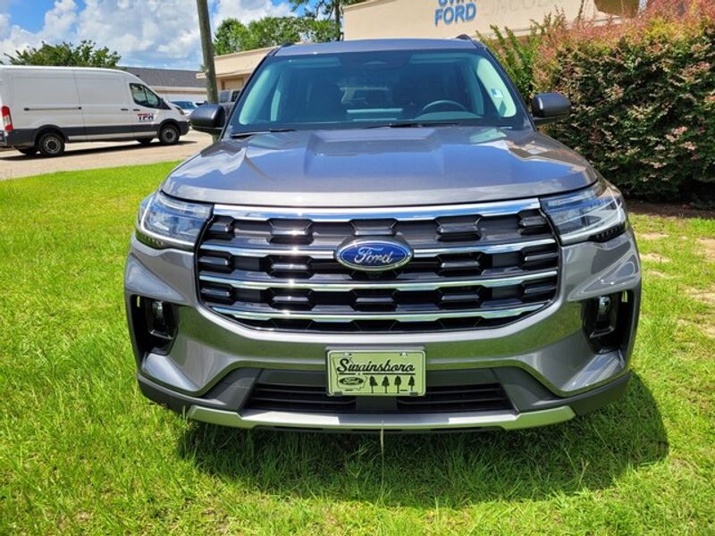 2025 Ford Explorer photo 2