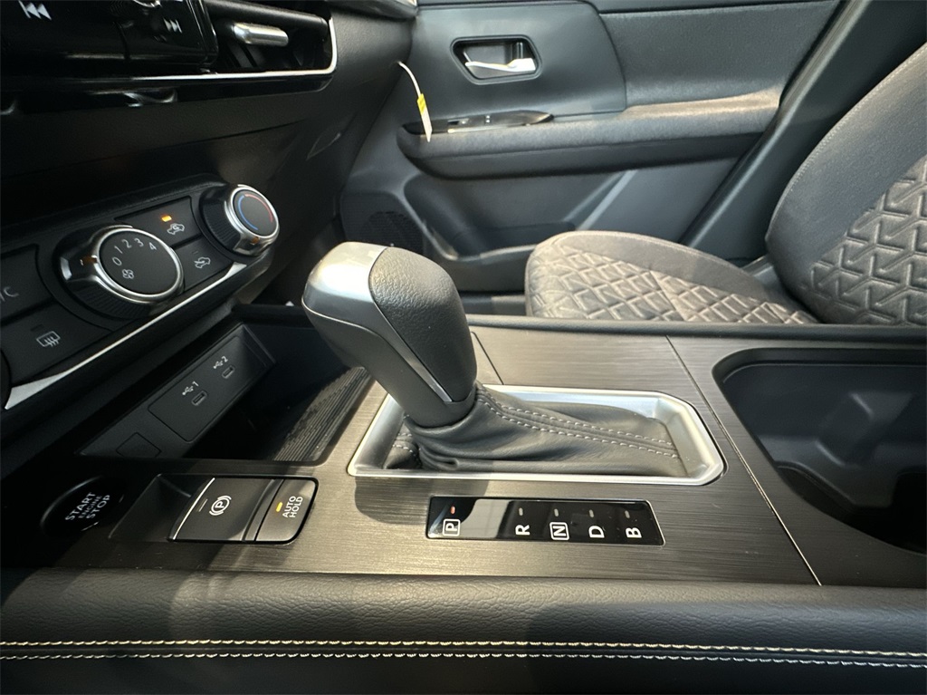 2025 Nissan Kicks SV photo 9