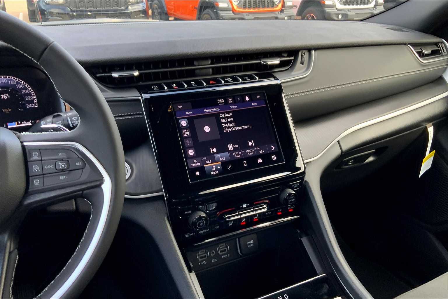 2025 Jeep Grand Cherokee Laredo photo 5