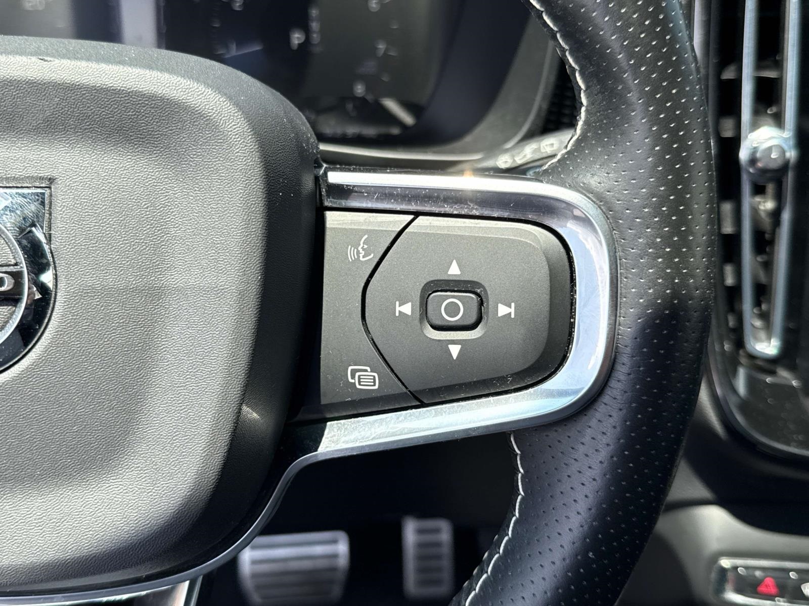 2021 Volvo XC40 R-Design photo 22