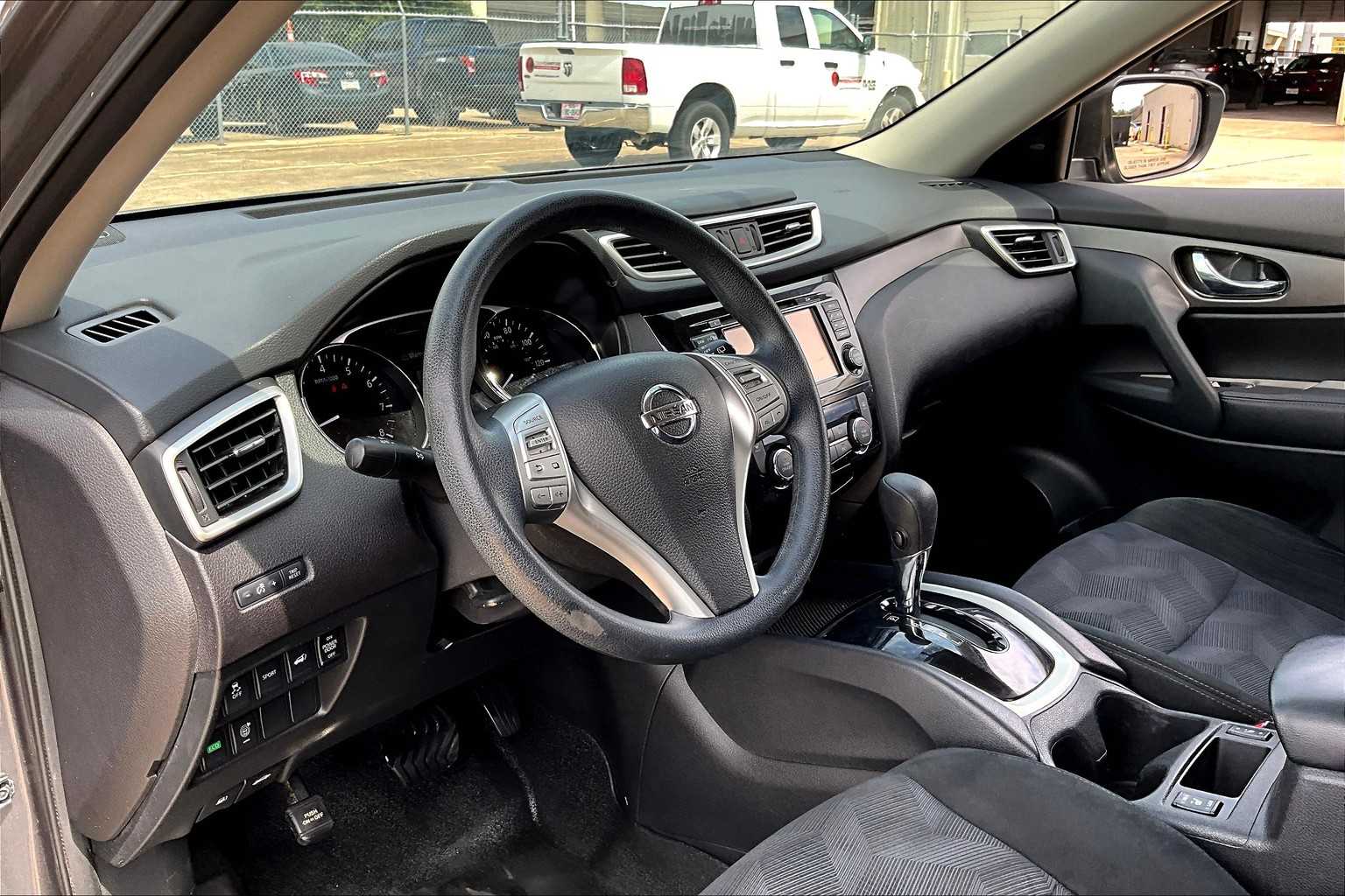 2016 Nissan Rogue SV photo 13