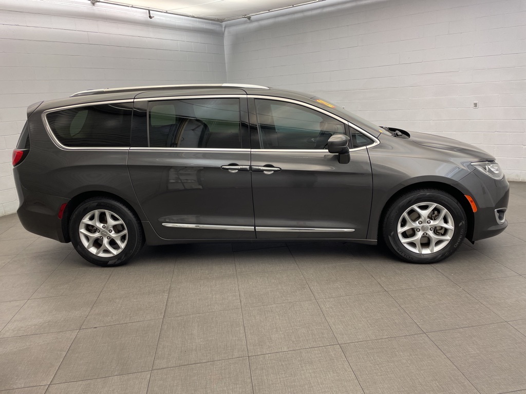 2020 Chrysler Pacifica Touring L photo 2