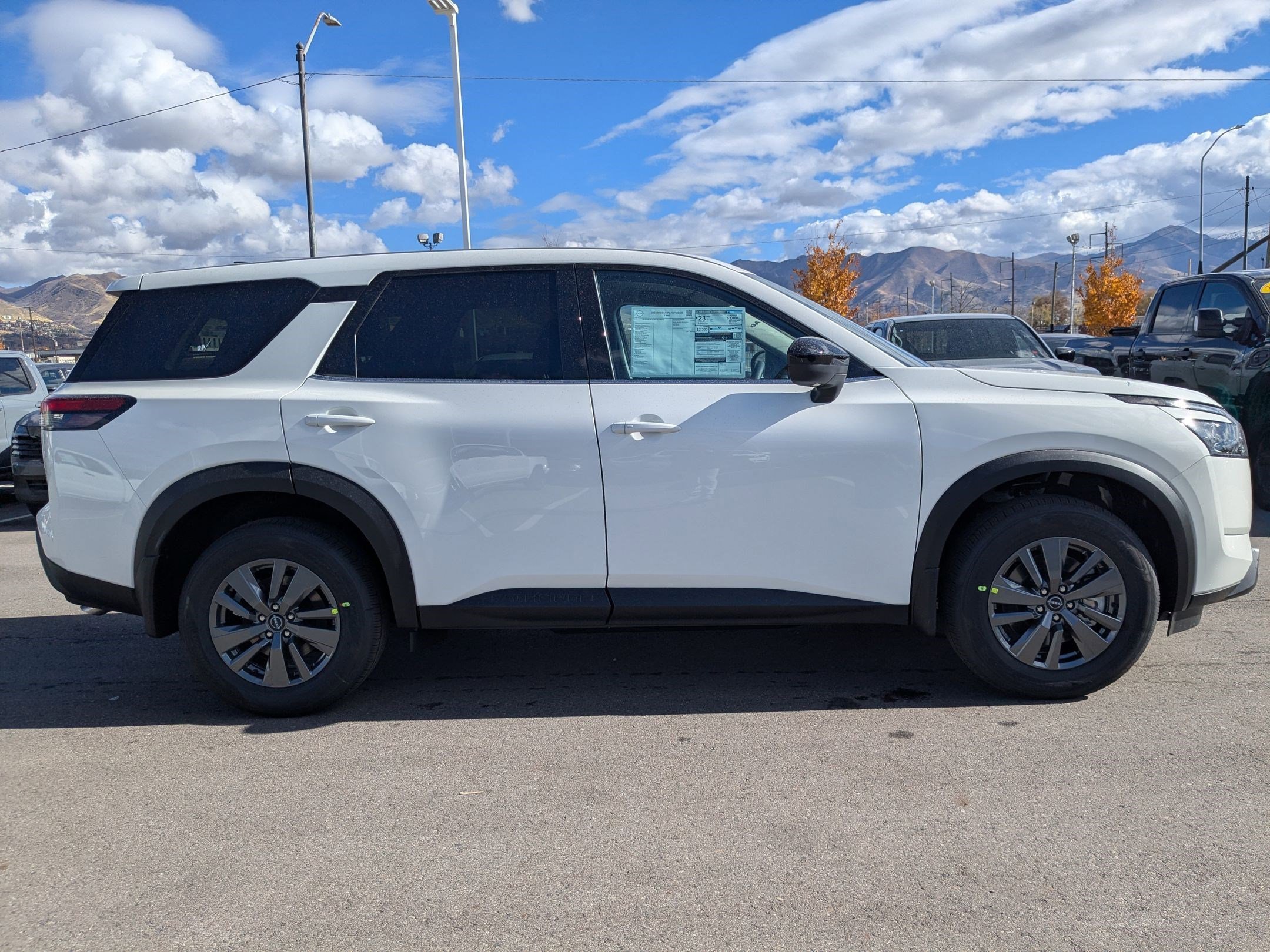 2025 Nissan Pathfinder S photo 2