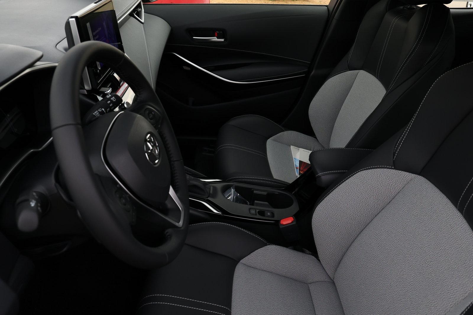 2025 Toyota Corolla XSE photo 8