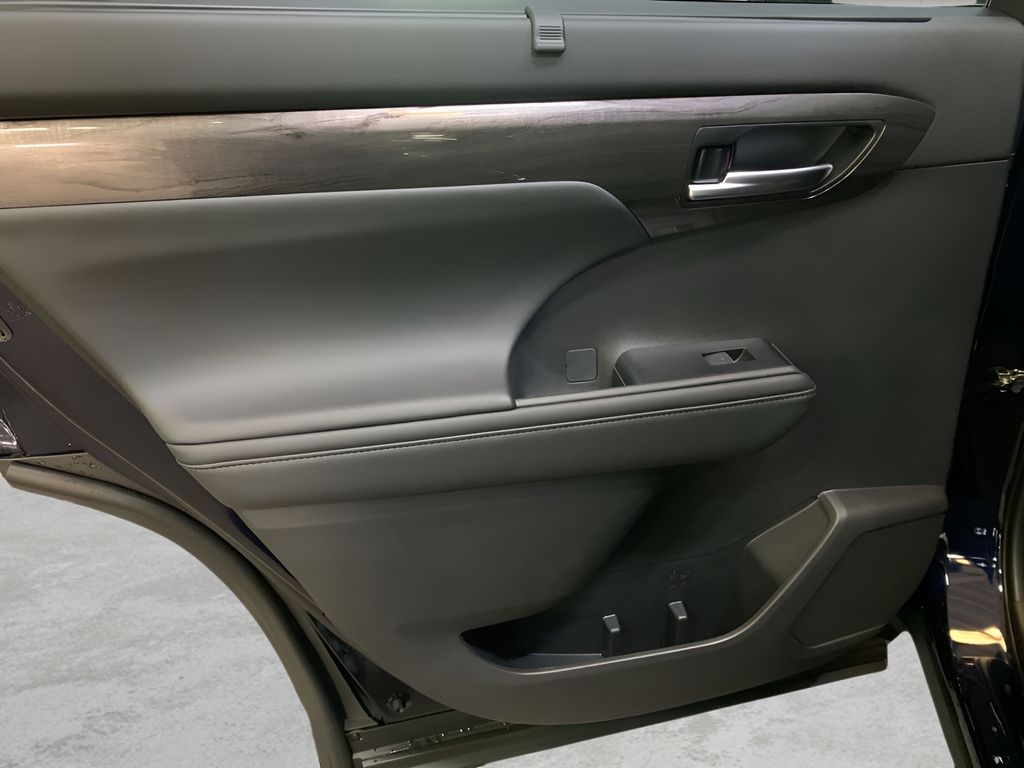 2025 Toyota Highlander XLE XSE Platinum Limited photo 13
