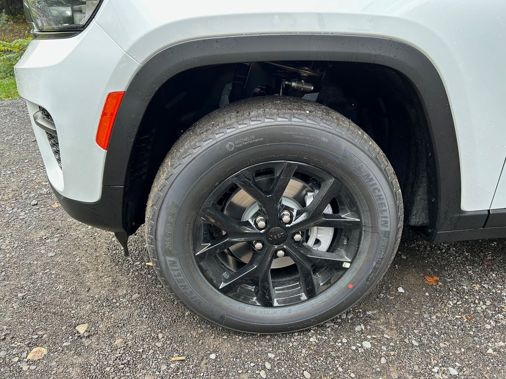 2025 Jeep Grand Cherokee Altitude photo 3