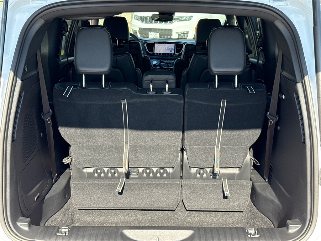 2025 Chrysler Pacifica photo 12