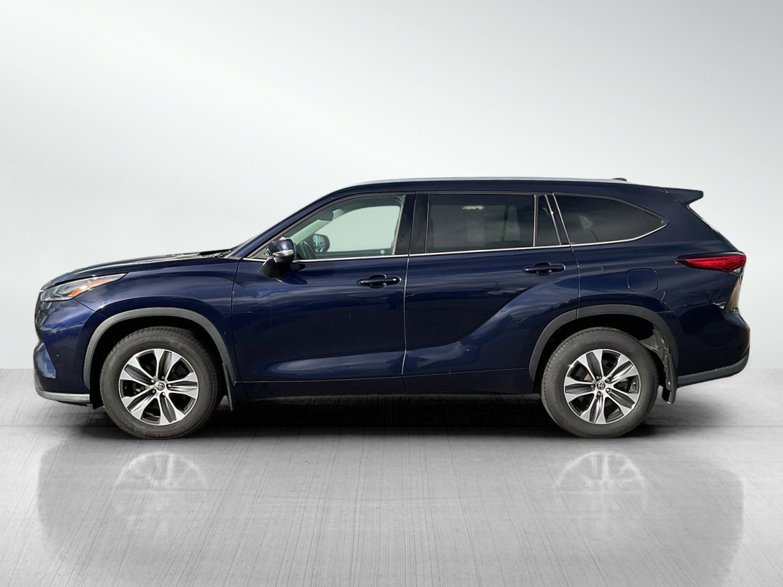 Used 2021 Toyota Highlander XLE with VIN 5TDGZRBHXMS063539 for sale in Brainerd, Minnesota