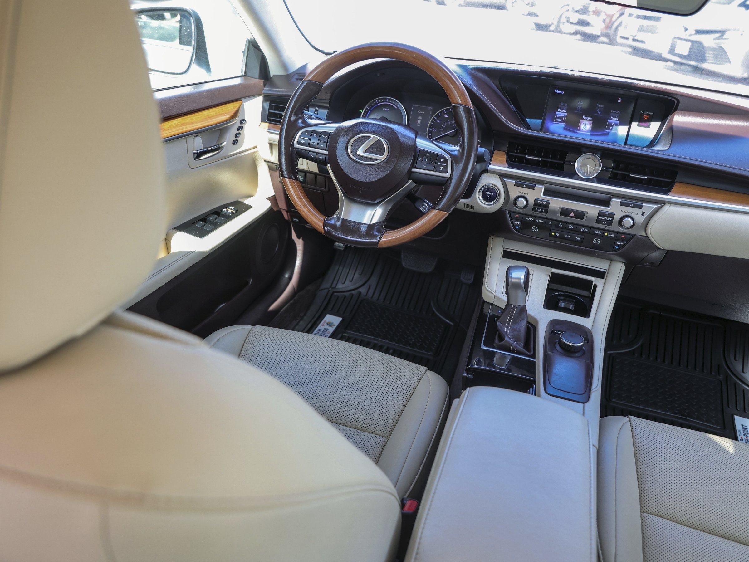 2016 Lexus ES 300h photo 27