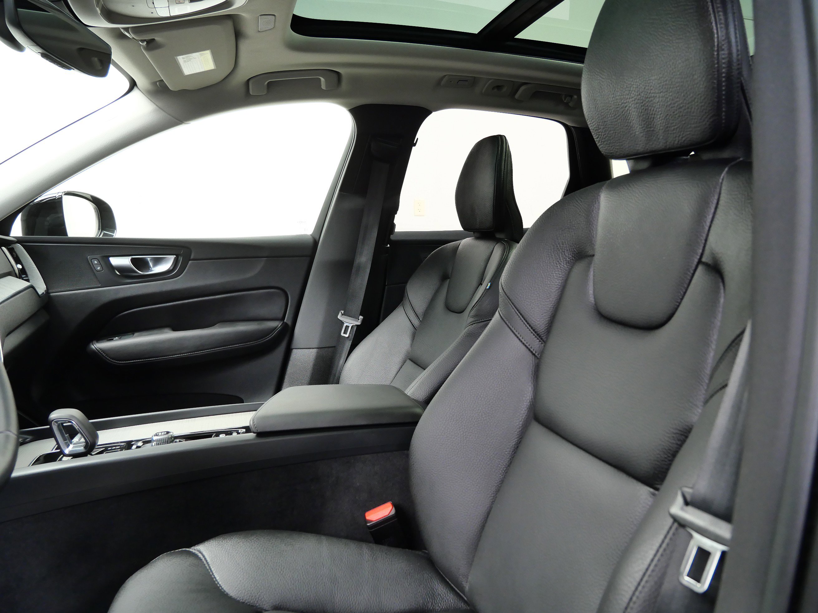 2025 Volvo XC60 Plus photo 14