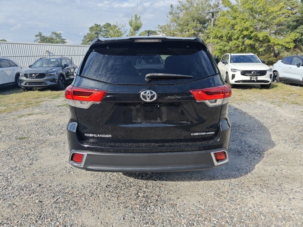 2017 Toyota Highlander Limited Platinum photo 2