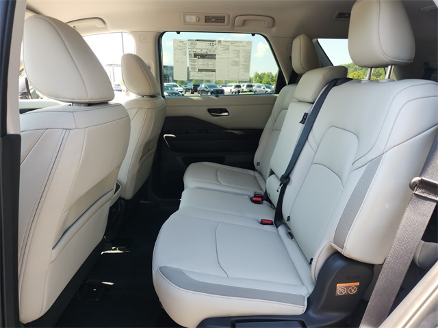 2025 Nissan Pathfinder SL photo 6